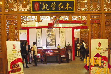 5月上海国际家具展上，航管红木64件“倾城倾国”大全套家具齐亮相