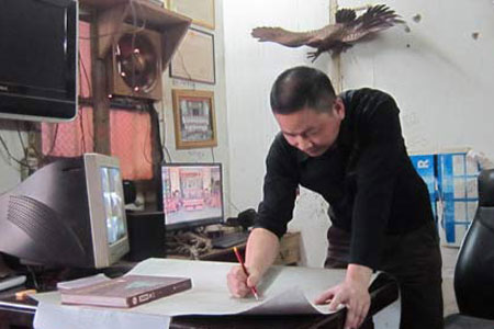 林志忠正在精心设计图纸