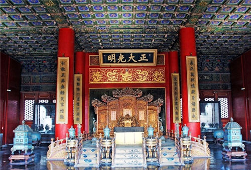 2 宫廷的恢宏大气、庄重华美映现于宫廷家具中